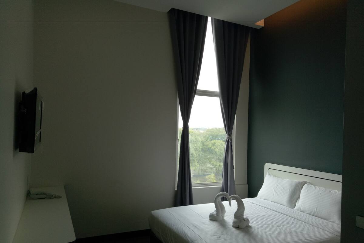 Habitación Deluxe, vista a la ciudad | Escritorio, tabla de planchar con plancha y wifi gratis