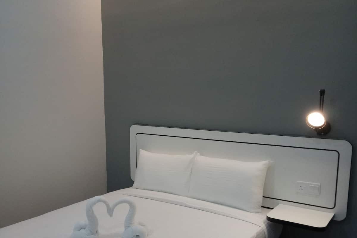 Escritorio, tabla de planchar con plancha y wifi gratis