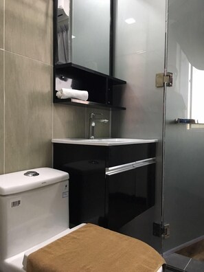 Standard Single Room | Bathroom | Shower, free toiletries, hair dryer, towels - Nuevo Boutique Hotel (Shah Alam)