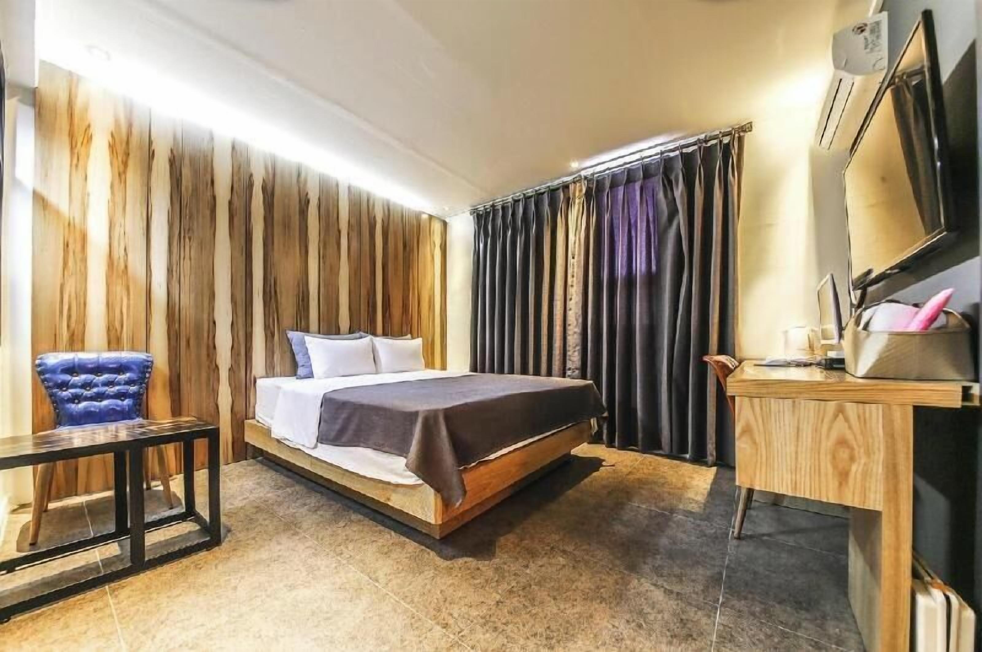Individually furnished, desk, soundproofing, free WiFi