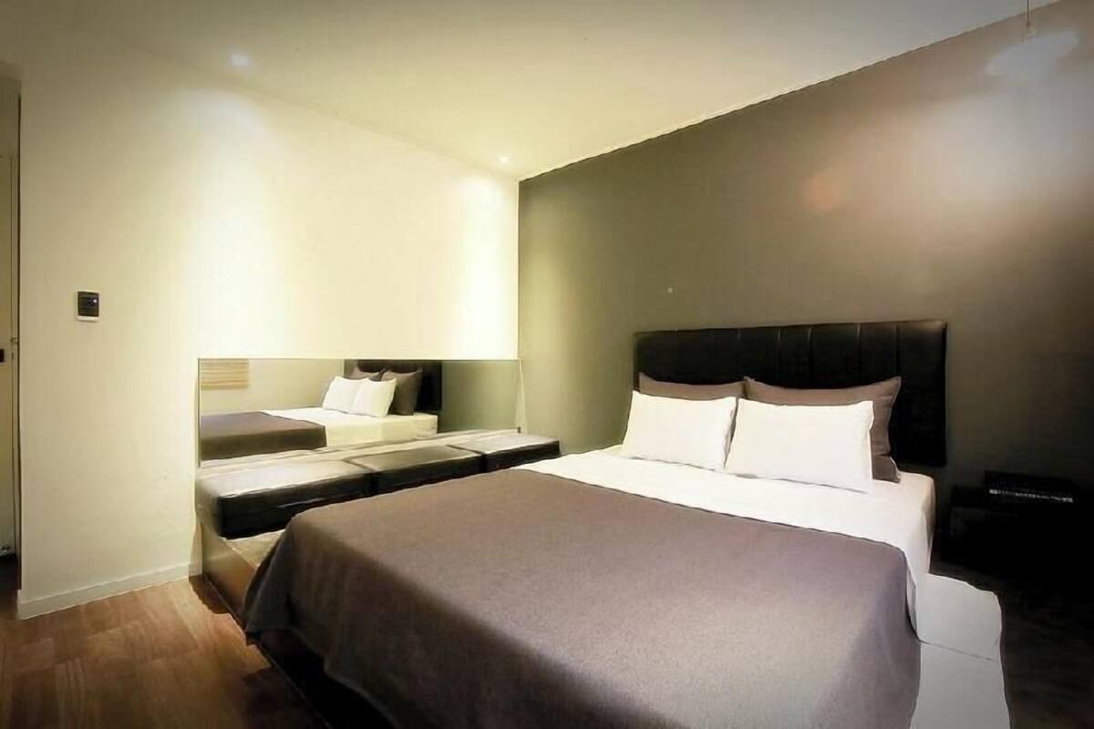 Muebles diferentes, escritorio, sistema de insonorización y wifi gratis