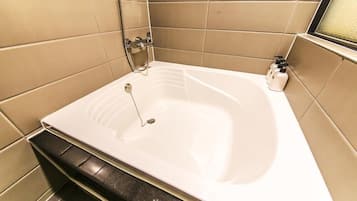 Deluxe Room | Bathroom | Combined shower/bathtub, deep-soaking bathtub, free toiletries