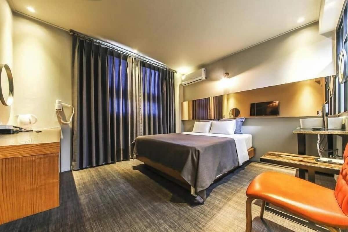 Muebles diferentes, escritorio, sistema de insonorización y wifi gratis