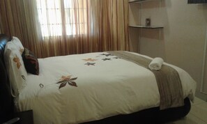 Desk, free WiFi - Inca-Rose Guest House (Francistown)