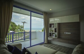 2 Bedrooms Apartment, Sea View | Área de sala de estar | Televisión de pantalla plana 