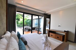Grand Deluxe Jacuzzi Ocean View | 1 sovrum, värdeförvaringsskåp på rummet och skrivbord
