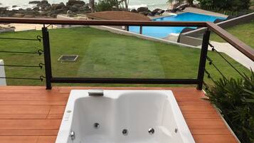 Jetted tub