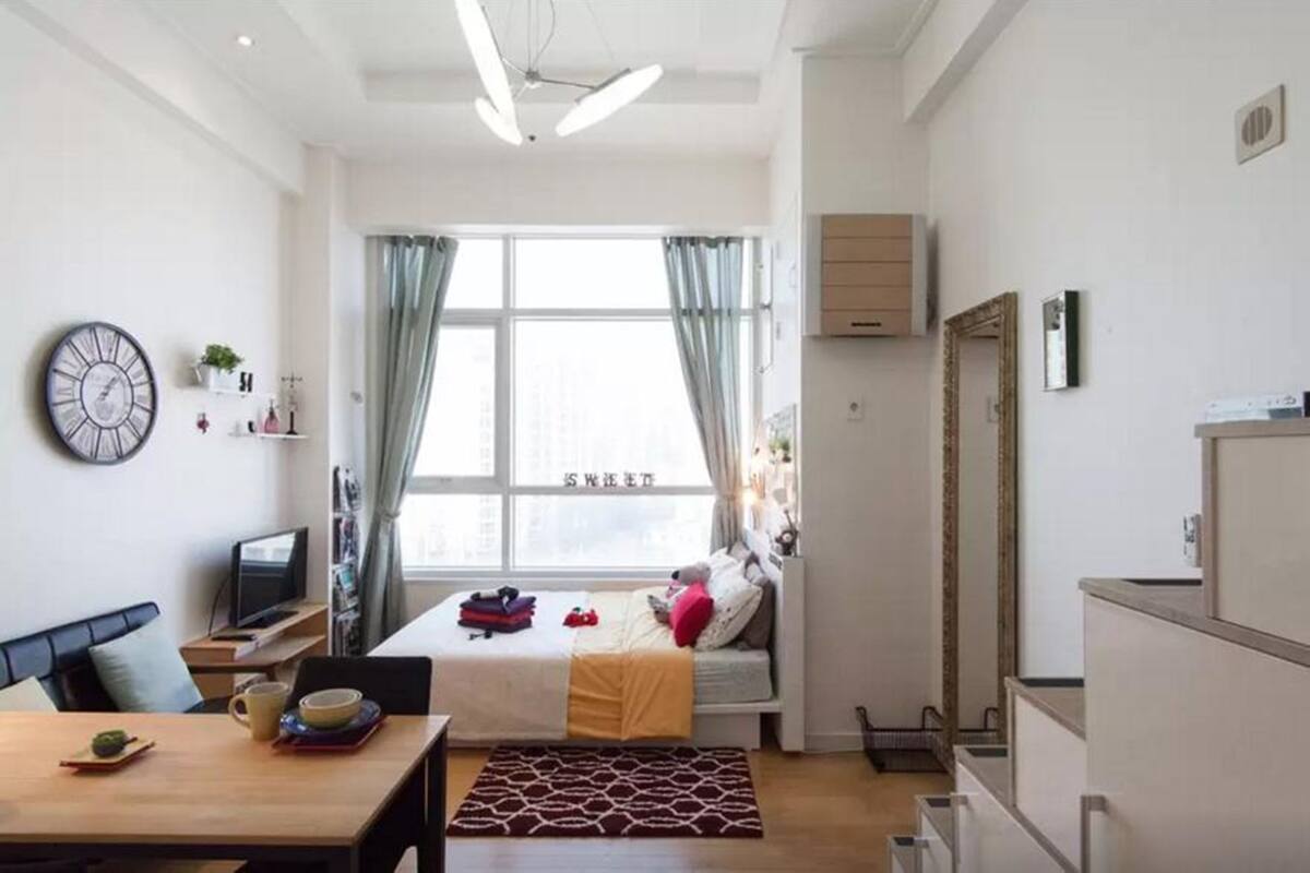 Egyptian cotton sheets, down duvets, desk