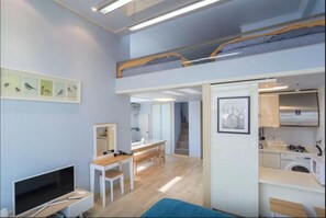 Duplex premier, banheiro privativo, vista para a cidade | Roupas de cama de algodão egípcio, edredons de pluma, escrivaninha