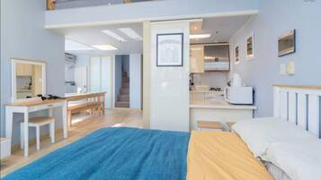 Premier Duplex, Private Bathroom, City View | Egyptian cotton sheets, down comforters, desk