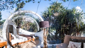 Una habitación circular con una cama, un sofá y una lámpara.