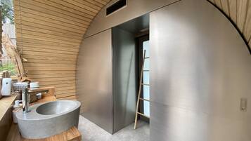 ECOLODGE Moringa | Bathroom | Shower, rainfall showerhead, free toiletries, hair dryer