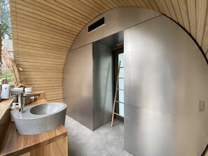ECOLODGE Moringa | Bathroom | Shower, rainfall showerhead, free toiletries, hair dryer