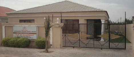 Vista frontal de la propiedad