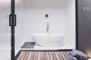 Superior Studio, 1 King Bed, Non Smoking | Jetted bathtub - Q Residences (Bangkok)