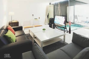 Villa de luna de miel, 1 habitación | Sala de estar | Televisión LCD de 32 pulgadas con canales por cable, una televisión