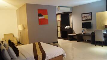Junior Suite | Desk, blackout drapes, free WiFi, bed sheets