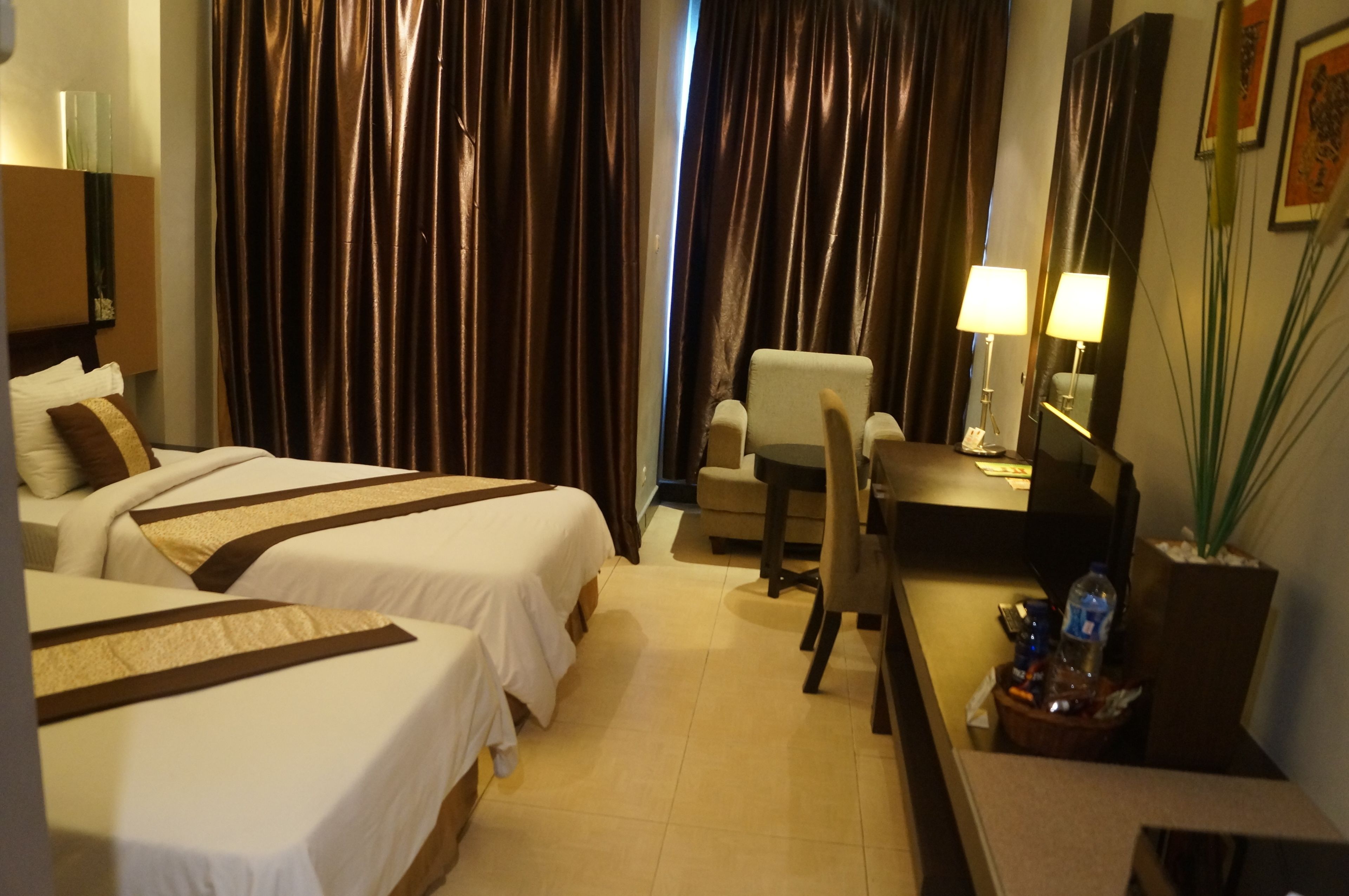 Kamar Mewah | Meja kerja, tirai kedap cahaya, Wi-Fi gratis, dan seprai linen