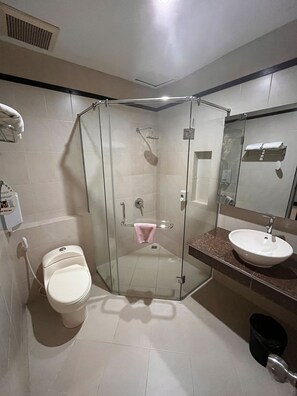 Junior Suite | Bathroom | Shower, free toiletries, slippers, towels - Surya Hotel Duri (Mandau)