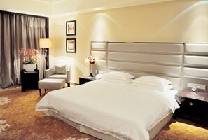 Minibar, caja de seguridad en la habitación y escritorio 