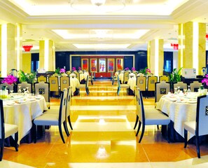 2 restaurantes: opção de café da manhã, almoço e jantar