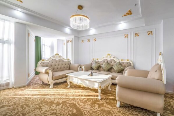 A spacious living room with a large chandelier, two sofas, a coffee table, and patterned carpet. - Lanting Hotel (MixC Baimajing Road Metro Station Branch ) (Kushan)