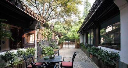 Yurong West Lake Cottage Resort Hotel