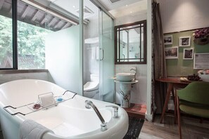 Deluxe-Doppelzimmer | Badezimmer | Kostenlose Toilettenartikel, Haartrockner, Bademäntel, Hausschuhe