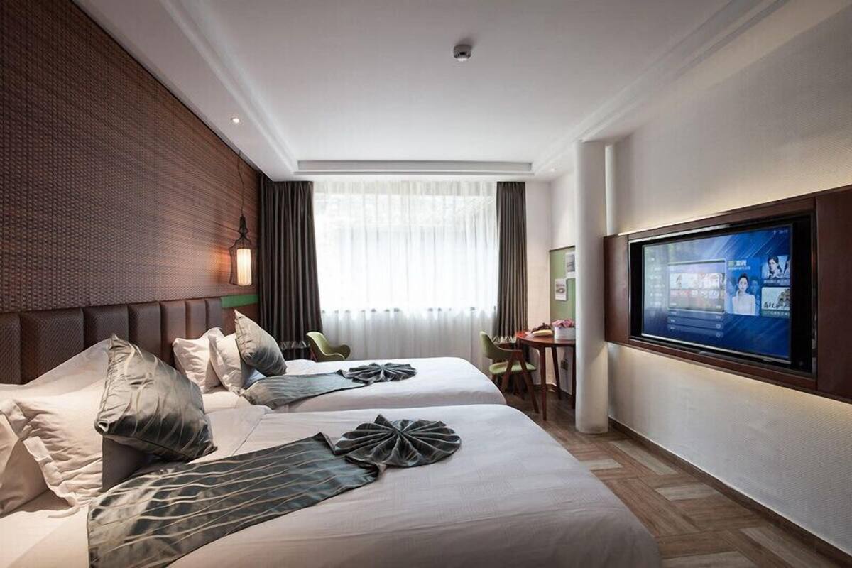 Twin Room (boutique) | Premium bedding, in-room safe, desk, blackout curtains