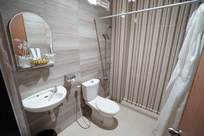 Habitación ejecutiva | Baño | Ducha y toallas