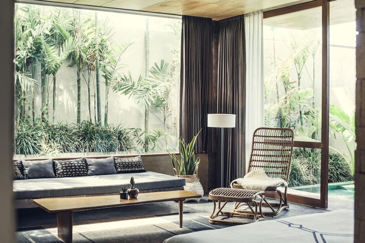 Pool Suite | Peralatan tempat tidur premium, bar mini, peti besi dalam bilik, meja