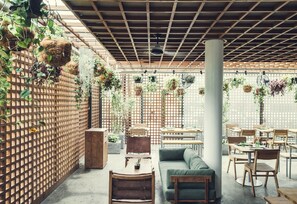 Serveert ontbijt, lunch, diner, internationale gerechten 