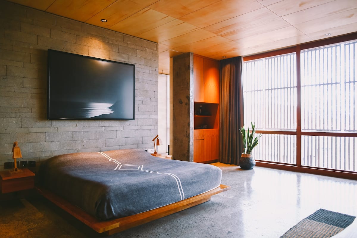 Grand Suite | Peralatan tempat tidur premium, bar mini, peti besi dalam bilik, meja