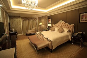 Presidential Suite | Minibar, in-room safe, desk, blackout drapes - Country Garden Phoenix Hotel, XingAnMeng (Xing'an)