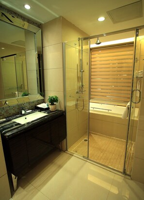 Quarto duplo superior | Banheiro | Chuveiro/banheira combinados, produtos de toalete grátis