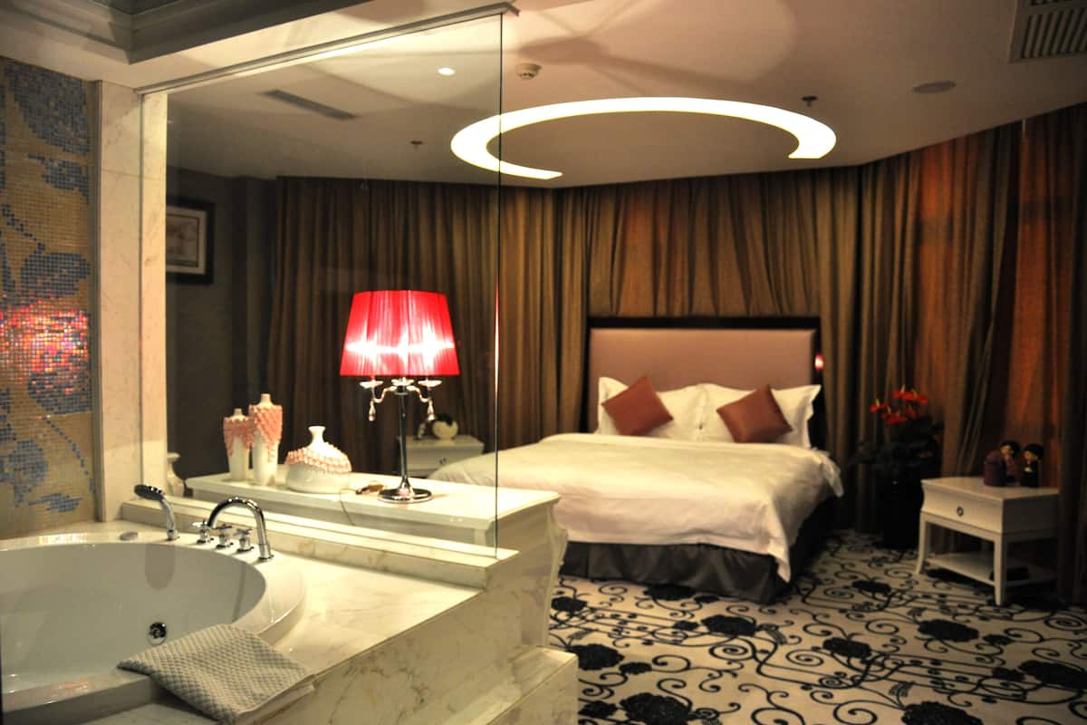 Suite – honeymoon | Minibar, safe på rommet, skrivebord og blendingsgardiner