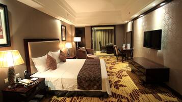 Executive Suite | Minibar, in-room safe, desk, blackout drapes