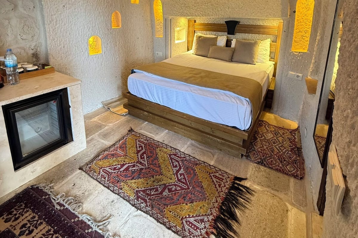 Kamar Double (Cave) | Didekorasi berbeda-beda dan dilengkapi dengan perabotan berbeda-beda