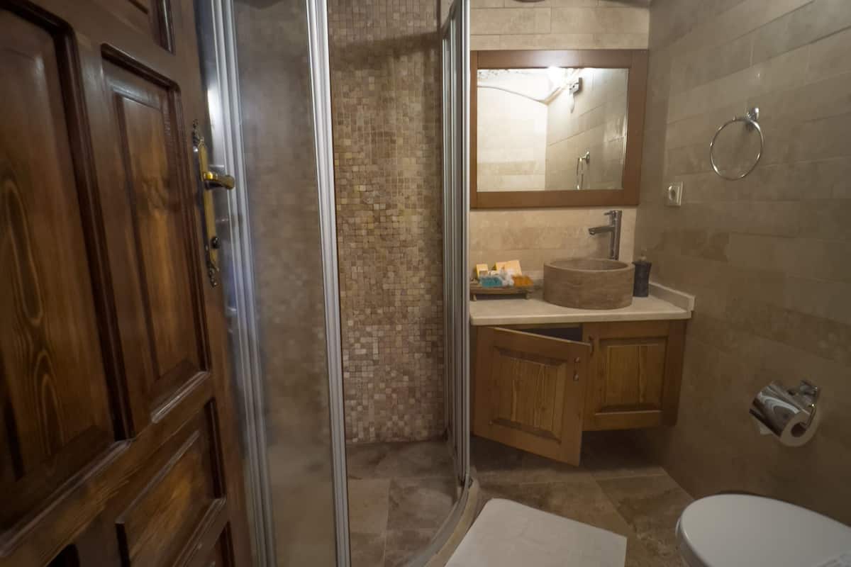 triple room (cave) | bathroom | free toiletries, hair dryer, slippers, towels