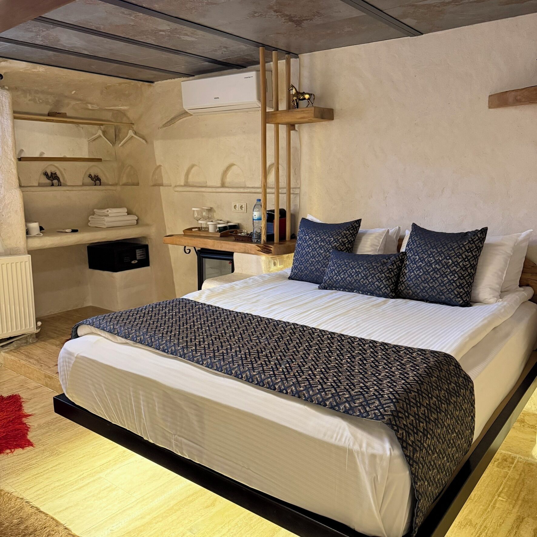 Kamar Double, lantai dasar (Cave) | Didekorasi berbeda-beda dan dilengkapi dengan perabotan berbeda-beda