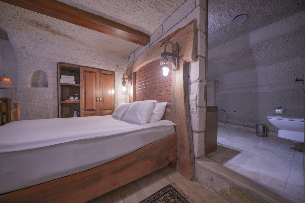 double room, ground floor (cave) | individually decorated, individually furnished, soundproofing, free wifi