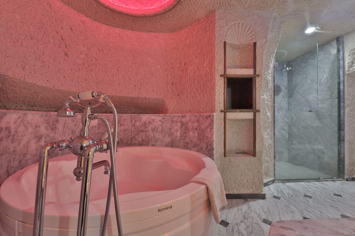 family suite (cave) | jetted bathtub