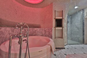 家庭套房, 2 间卧室 (Cave) | 按摩浴缸