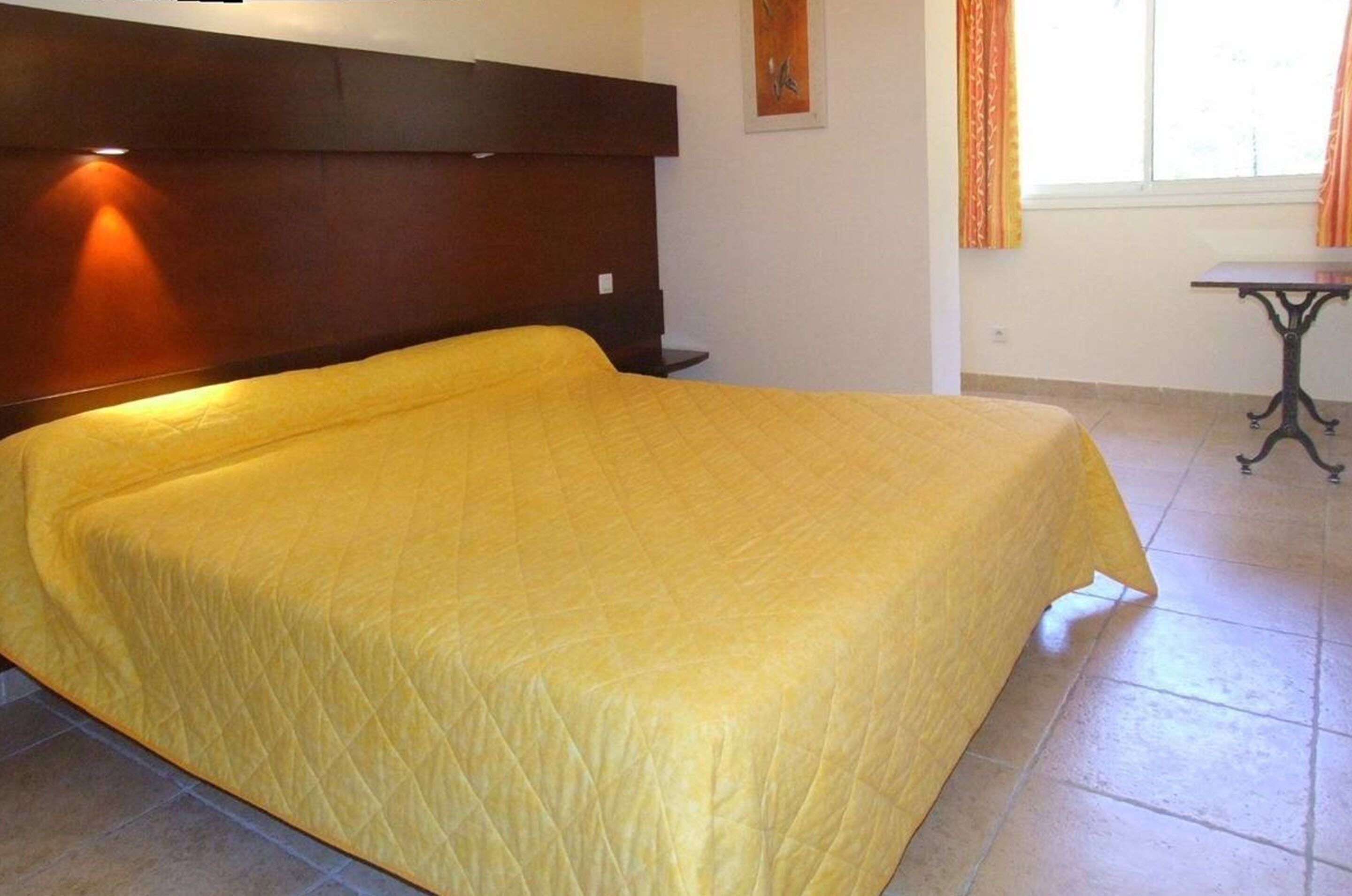 premium bedding, minibar, desk, soundproofing