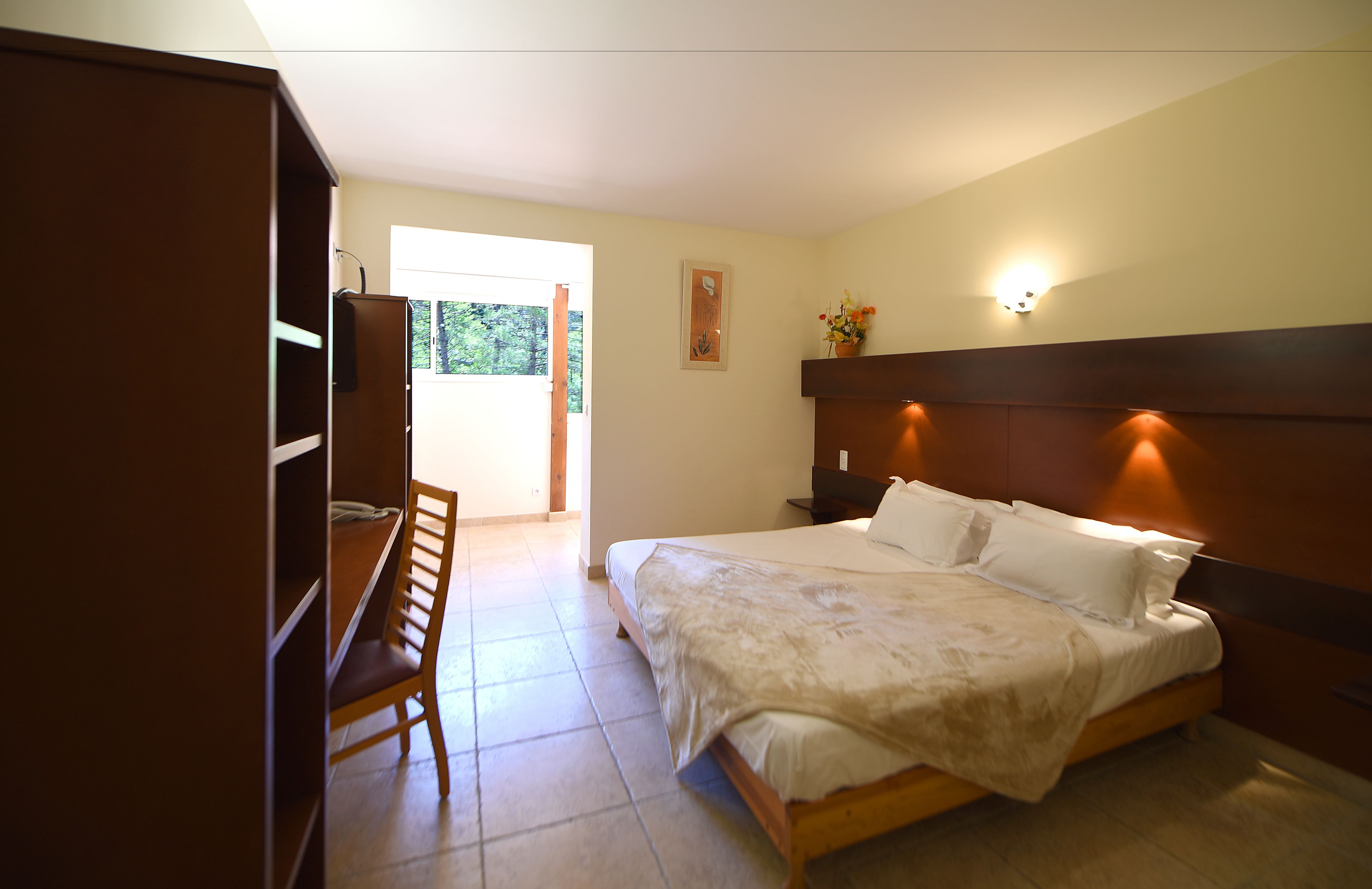 premium bedding, minibar, desk, soundproofing