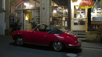 Bagian depan properti - sore/malam