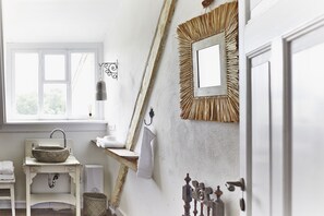 Escritorio, tabla de planchar con plancha, wifi gratis y ropa de cama 