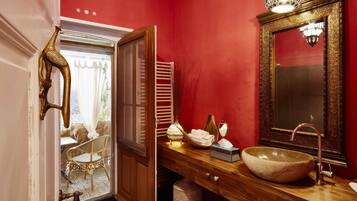 Double Room, 1 Bedroom | Bathroom | Shower, free toiletries, hair dryer, towels