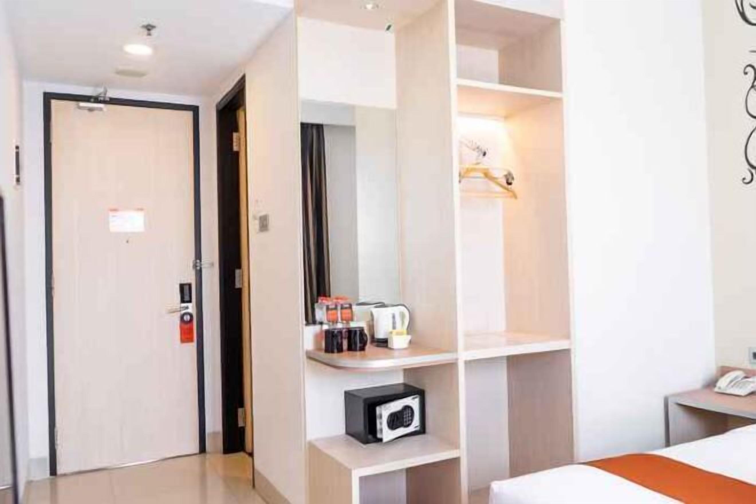 Zimmersafe, Schreibtisch, Verdunkelungsvorhänge, schallisolierte Zimmer