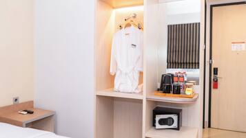 Deluxe with Living Room | In-room safe, desk, blackout drapes, soundproofing